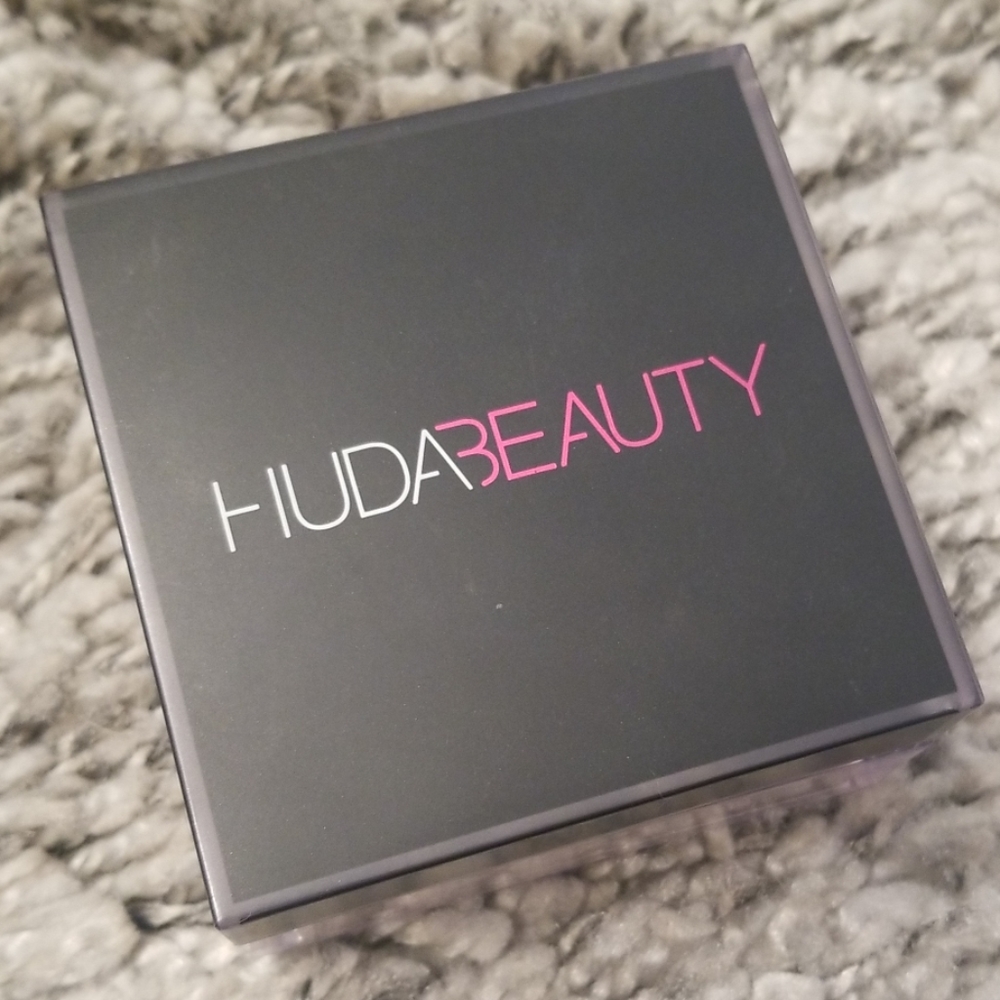HUDA Beauty Setting Powder- Color: Pound Cake